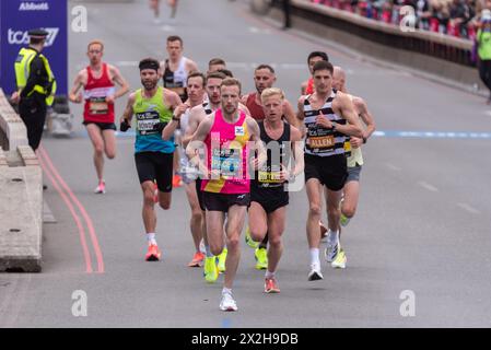 Läufer, die beim TCS London Marathon 2024 durch Tower Hill, London, Großbritannien, antreten, darunter Kieran Walker und Jacob Allen Stockfoto