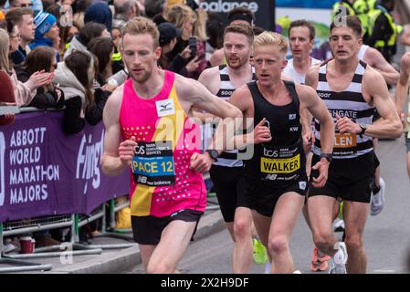 Läufer, die beim TCS London Marathon 2024 durch Tower Hill, London, Großbritannien, antreten, darunter Kieran Walker und Jacob Allen Stockfoto