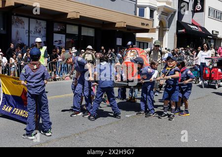 San Francisco, Usa. April 2024. Teilnehmer und Zuschauer feiern die asiatische Kultur während der großen Parade beim Northern California Cherry Blossom Festival 2024 in San Francisco, Kalifornien, am 21. April 2024. Als drittgrößtes Kirschblütenfest nach Japan und Washington DC zieht die Veranstaltung über 200.000 Menschen aus ganz Nordamerika an. (Foto: Penny Collins/NurPhoto) Credit: NurPhoto SRL/Alamy Live News Stockfoto