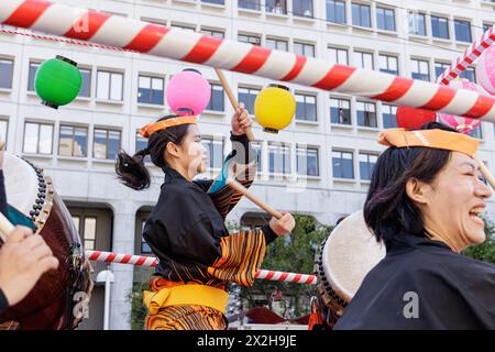 San Francisco, Usa. April 2024. Teilnehmer und Zuschauer feiern die asiatische Kultur während der großen Parade beim Northern California Cherry Blossom Festival 2024 in San Francisco, Kalifornien, am 21. April 2024. Als drittgrößtes Kirschblütenfest nach Japan und Washington DC zieht die Veranstaltung über 200.000 Menschen aus ganz Nordamerika an. (Foto: Penny Collins/NurPhoto) Credit: NurPhoto SRL/Alamy Live News Stockfoto