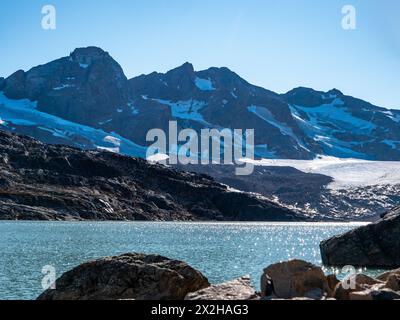 Ein von Gletschern gespeister See oberhalb des Sangmileq Fjords in Ostgrönland. Stockfoto