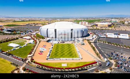 Glendale, Arizona – 7. April 2024: Das State Farm Stadium ist ein Mehrzweckstadion mit einziehbarem Dach in Glendale, Arizona, USA, westlich von Phoenix. It Stockfoto