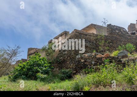Eine alte historische Burg, die aus Steinen in alter arabischer Architektur in der Al Baha Region von Saudi Arabien gebaut wurde. Stockfoto