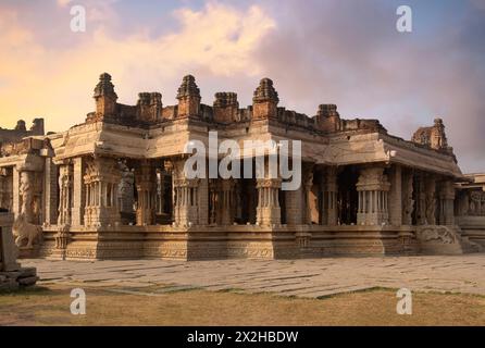 Ruinen der antiken Steinarchitektur des Vijaya Vitthala Tempels in Hampi, Karnataka, Indien. Stockfoto