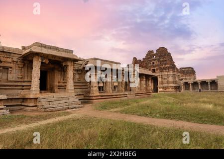 Mittelalterlicher Achyuta Raya Tempel mit antiken archäologischen Ruinen bei Sonnenuntergang in Hampi Karnataka, Indien. Stockfoto