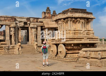 Ruinen der antiken Steinarchitektur des Vijaya Vitthala Tempels in Hampi, Karnataka, Indien. Stockfoto