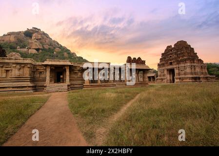 Mittelalterlicher Achyuta Raya Tempel mit antiken archäologischen Ruinen bei Sonnenuntergang in Hampi Karnataka, Indien. Stockfoto