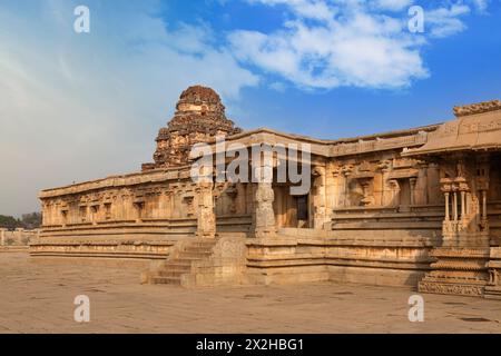 Ruinen der antiken Steinarchitektur des Vijaya Vitthala Tempels in Hampi, Karnataka, Indien. Stockfoto