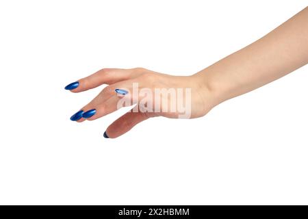 Hand einer Frau mit blauen Nägeln isoliert auf weißem Hintergrund. Stockfoto