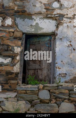 Eine alte historische Burg, die aus Steinen in alter arabischer Architektur in der Al Baha Region von Saudi Arabien gebaut wurde. Stockfoto