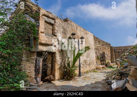 Eine alte historische Burg, die aus Steinen in alter arabischer Architektur in der Al Baha Region von Saudi Arabien gebaut wurde. Stockfoto