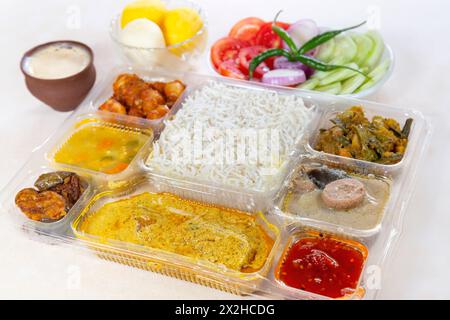 Indisches bengalisches gemischtes Thali-Gericht mit vegetarischen und nicht-vegetarischen Gerichten, bestehend aus reinem Reis, Gemüsegerichten und scharfem Fischcurry. Stockfoto