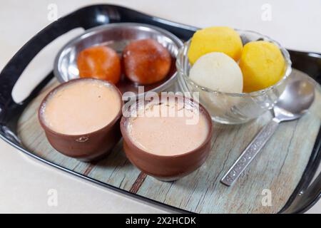 Traditionelle bengalische Süßigkeiten, darunter die berühmte Rasgulla, Rajbhog und süße Quark in Erdtöpfen. Stockfoto