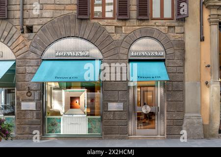 Florenz, Italien - 4. April 2024: Eingang und Ladenfront von Schmuck Tiffany Co im alten Palast Via Tornabuoni im historischen Zentrum von Florenz Stockfoto