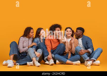 Gruppe von Freunden, die flüstern und lächeln Stockfoto