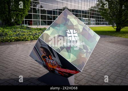 Hannover Messe Industrie 2024 DEU, Deutschland, Niedersachsen, Hannover, 22.04.2024: Hinweis auf den Messestand der Bundeswehr *** Hannover Messe Industrie 2024 DEU, Deutschland, Niedersachsen, Hannover, 22 04 2024 Hinweis auf den Messestand der Bundeswehr Stockfoto