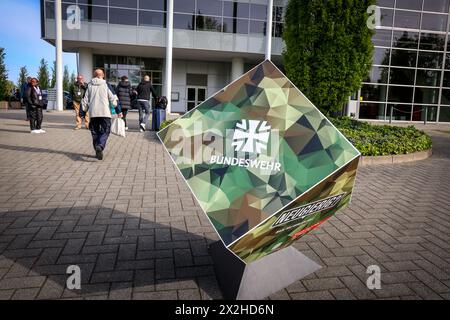 Hannover Messe Industrie 2024 DEU, Deutschland, Niedersachsen, Hannover, 22.04.2024: Hinweis auf den Messestand der Bundeswehr *** Hannover Messe Industrie 2024 DEU, Deutschland, Niedersachsen, Hannover, 22 04 2024 Hinweis auf den Messestand der Bundeswehr Stockfoto