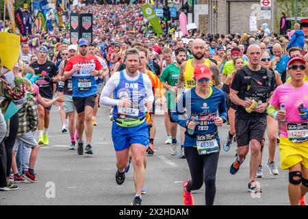 London Marathon 2024: Zuschauer säumen die Straße, um Läufer zu unterstützen, die Greenwich während des London Marathon verlassen. Stockfoto