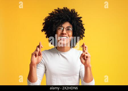 Positive african-american Kerl die Daumen und wünschen Stockfoto