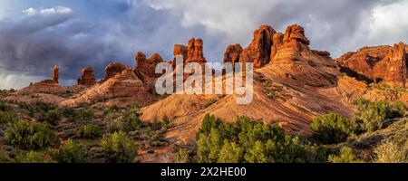 Hinter dem warmen roten Spielplatz des Garden of Eden im Arches National Park in der Nähe von Moab, Utah, bilden sich dramatische Wolken. Stockfoto