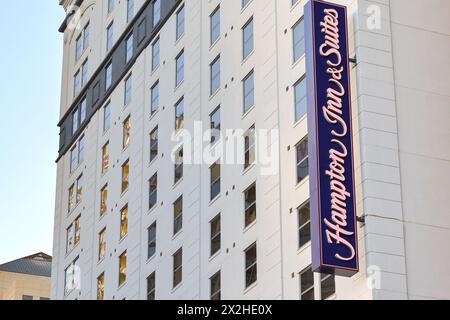 Austin, Texas, USA - 8. Februar 2023: Außenansicht des Hilton Hampton Inn and Suites in der Innenstadt von Austin. Stockfoto