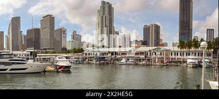 Miami, Florida, USA - 1. Dezember 2023: Panoramablick auf den Yachthafen am Bayside Market Place in Miami Stockfoto