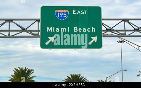 Miami, Florida, USA - 4. Dezember 2023: Straßenschild an einer Gantry über einer Hauptstraße, die den Fahrern den Weg zum Miami Beach-Viertel der Stadt zeigt Stockfoto