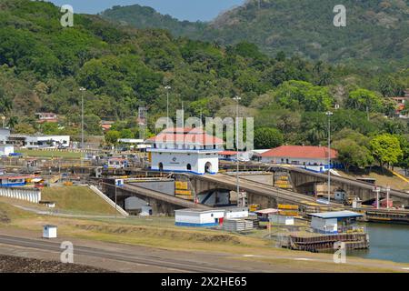 Panamakanal, Panama - 23. Januar 2024: Eintritt zu den alten Miraflores Schleusen auf der pazifischen Seite des Panamakanals in der Nähe von Panama City. Stockfoto
