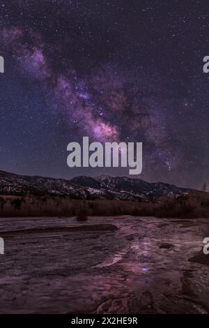 Die Milchstraße spiegelte sich in einem eiskrusteten Medano Creek im Great Sand Dunes National Park, Colorado. Stockfoto