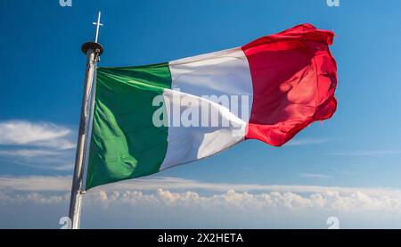 Die Fahne von Italien flattert im Wind, isoliert gegen blauer Himmel Stockfoto