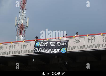 Umweltaktivisten, die sich „Young People with Coalition“ (ökologische Gerechtigkeit zwischen Generationen) nennen, führen am 22. April 2024 in Bandung, West-Java, Indonesien, Aktionen zum Internationalen Tag der Erde durch. Der Tag der Erde wird jedes Jahr weltweit am 22. April gefeiert, um das Umweltbewusstsein zu schärfen. (Foto: Dimas Rachmatsyah/SIPA USA) Credit: SIPA USA/Alamy Live News Stockfoto