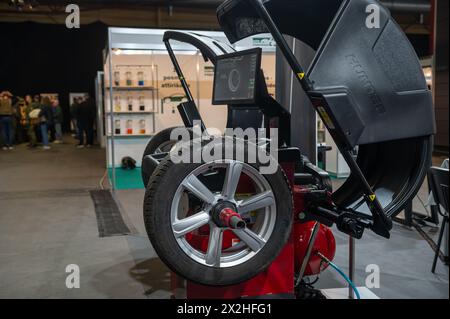 Riga, Lettland, 19. April 2024: Reifenwechsel- und Auswuchtwerkstattausrüstung auf der Fachmesse Autoreparaturtechnik Stockfoto