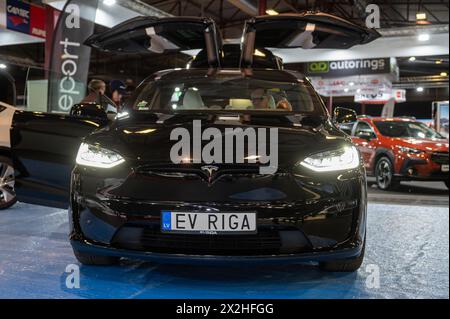 Riga, Lettland, 19. April 2024: Elektrischer SUV Tesla Model X Premiere auf einer Motorausstellung, Modell 2024 Stockfoto