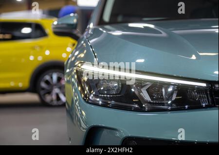 Riga, Lettland, 19. April 2024: LED-Scheinwerfer und Fahrzeugdesign-Nahaufnahme des neuen VW Passat, Modell 2024 Stockfoto