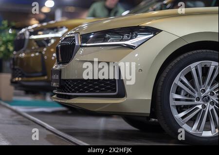 Riga, Lettland, 19. April 2024: LED-Scheinwerfer und Car-Design-Nahaufnahme von Nev Skoda Superb, Modell 2024 Stockfoto