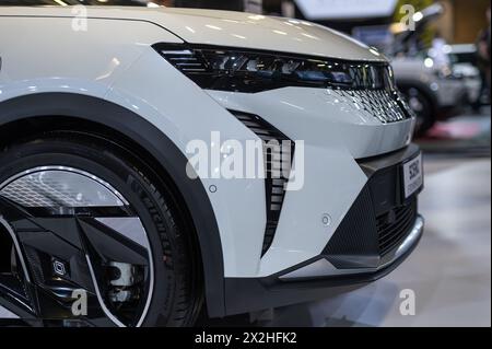 Riga, Lettland, 19. April 2024: LED-Scheinwerfer und Car Design-Nahaufnahme von Nev Renault Scenic, Modell 2024 Stockfoto