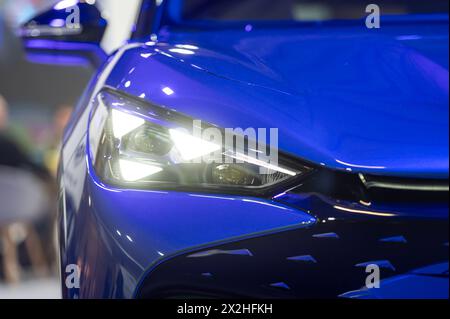 Riga, Lettland, 19. April 2024: LED-Scheinwerfer und Car-Design-Nahaufnahme von Nev Cupra Tavascan, Modell 2024 Stockfoto