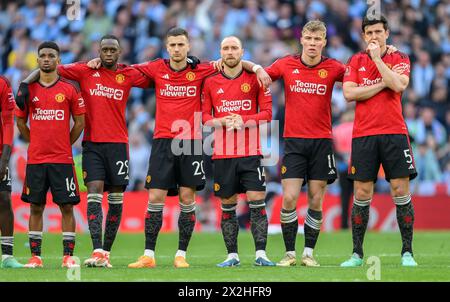 London, Großbritannien. April 2024 - Manchester United gegen Coventry City - Halbfinale des FA Cup - Wembley. Manchester United Spieler im Elfmeterschießen. Harry Maguire, Rasmus Hojlund, Diogo Dalot, Christian Eriksen, Aaron Wan-Bissaka, Amad Diallo. Bildnachweis: Mark Pain / Alamy Live News Stockfoto