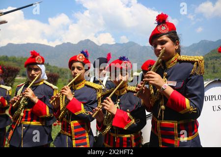 Srinagar, Kaschmir, Indien. April 2024. Die Studenten führen während einer Veranstaltung systematische Wählerbildung und Wahlbeteiligung (SVEEP) durch, die von der Regierung für die Öffentlichkeit organisiert wird, um das Bewusstsein für die Wahl in Vorbereitung auf die bevorstehenden Parlamentswahlen in Srinagar zu schärfen. (Kreditbild: © Firdous Nazir/OKULARIS via ZUMA Press Wire) NUR REDAKTIONELLE VERWENDUNG! Nicht für kommerzielle ZWECKE! Quelle: ZUMA Press, Inc./Alamy Live News Stockfoto