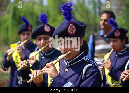 Srinagar, Kaschmir, Indien. April 2024. Die Studenten führen während einer Veranstaltung systematische Wählerbildung und Wahlbeteiligung (SVEEP) durch, die von der Regierung für die Öffentlichkeit organisiert wird, um das Bewusstsein für die Wahl in Vorbereitung auf die bevorstehenden Parlamentswahlen in Srinagar zu schärfen. (Kreditbild: © Firdous Nazir/OKULARIS via ZUMA Press Wire) NUR REDAKTIONELLE VERWENDUNG! Nicht für kommerzielle ZWECKE! Quelle: ZUMA Press, Inc./Alamy Live News Stockfoto