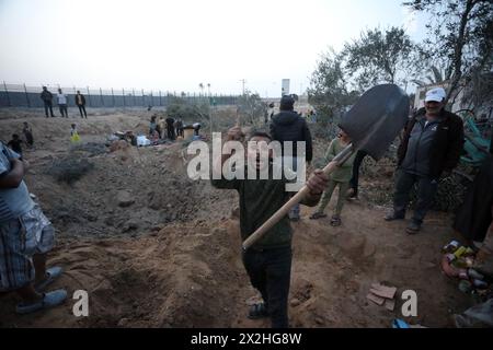 Rafah, Gaza. April 2024. Ein palästinensischer Mann reagiert nach den israelischen Luftangriffen in Rafah im südlichen Gazastreifen am Montag, den 22. April 2024, als Rettungsanker für Gegenstände aus ihren zerstörten Zelten. Foto: Ismael Mohamad/UPI Credit: UPI/Alamy Live News Stockfoto