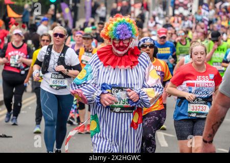 London Marathon 2024: Läufer im Clown-Kostüm auf der Route des London Marathon. Stockfoto