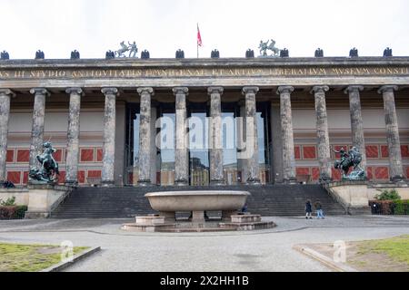 Altes Museum mit Granitschale, Lustgarten, Querformat, am 19.04.2024 in Berlin Mitte Alte Nationalgalerie etc. - Berlin *** Altes Museum mit Granitschale, Lustgarten, Querformat, am 19 04 2024 in Berlin Mitte Alte Nationalgalerie etc. Berlin Stockfoto