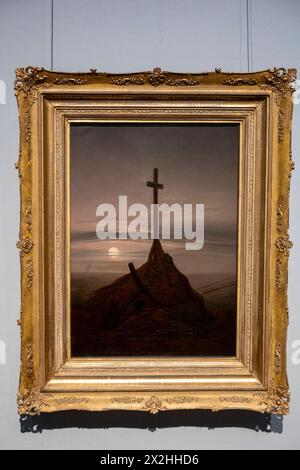 Oelgemaelde das Kreuz auf Rügen vom Museum Georg Schaefer Schweinfurt, Sonderausstellung unendliche Landschaften vom Maler der Romantik Caspar David Friedrich, in der Alten Nationalgalerie, Hochformat, am 19.04.2024 in Berlin Mitte, nur für redaktionelle Zwecke, *** Ölgemälde das Kreuz auf Rügen vom Museum Georg Schaefer Schweinfurt, Sonderausstellung Unendliche Landschaften des romantischen Malers Caspar David Friedrich, in der Alten Nationalgalerie, Porträtformat, am 19 04 2024 in Berlin Mitte, nur zur redaktionellen Verwendung, nur redaktionelle Verwendung Stockfoto