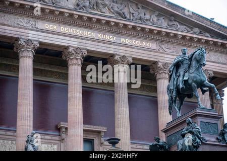 Bronze Reiterstandbild Friedrich Wilhelms IV von Preussen vor der Alten Nationalgalerie, Inschrift der deutschen Kunst, Querformat, am 19.04.2024 in Berlin Mitte Alte Nationalgalerie etc - Berlin *** Bronze Reiterstandbild Friedrich Wilhelm IV. Von Preußen vor der Alten Nationalgalerie, Inschrift deutscher Kunst, Landschaftsformat, am 19 04 2024 in Berlin Mitte Alte Nationalgalerie etc. Berlin Stockfoto