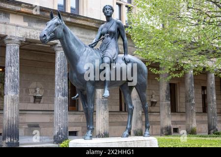 Bronzeplastik Amazone zu Pferde von Louis Tuaillon neben der Alten Nationalgalerie und dem Neuen Museum, Querformat, am 19.04.2024 in Berlin Mitte Alte Nationalgalerie etc - Berlin *** Bronzeskulptur Amazon zu Pferd von Louis Tuaillon neben der Alten Nationalgalerie und dem Neuen Museum, Landschaftsformat, am 19 04 2024 in Berlin Mitte Alte Nationalgalerie etc. Berlin Stockfoto