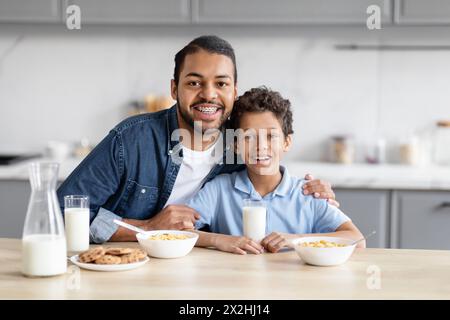 Vater und Sohn lächeln zum Frühstück Stockfoto