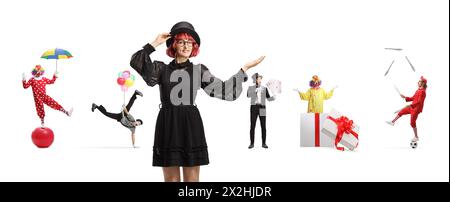 Magierin präsentiert Clowns, Mime und einen Jongleur isoliert auf weißem Hintergrund Stockfoto
