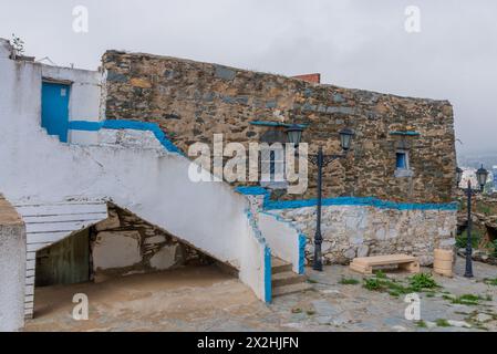 Eine alte historische Burg, die aus Steinen in alter arabischer Architektur in der Al Baha Region von Saudi Arabien gebaut wurde. Stockfoto