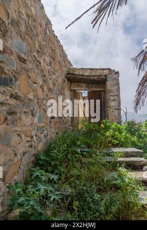 Eine alte historische Burg, die aus Steinen in alter arabischer Architektur in der Al Baha Region von Saudi Arabien gebaut wurde. Stockfoto